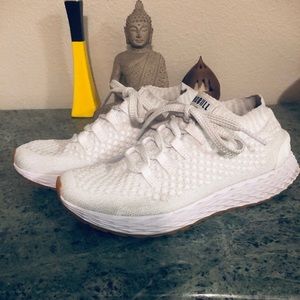 white knit runner